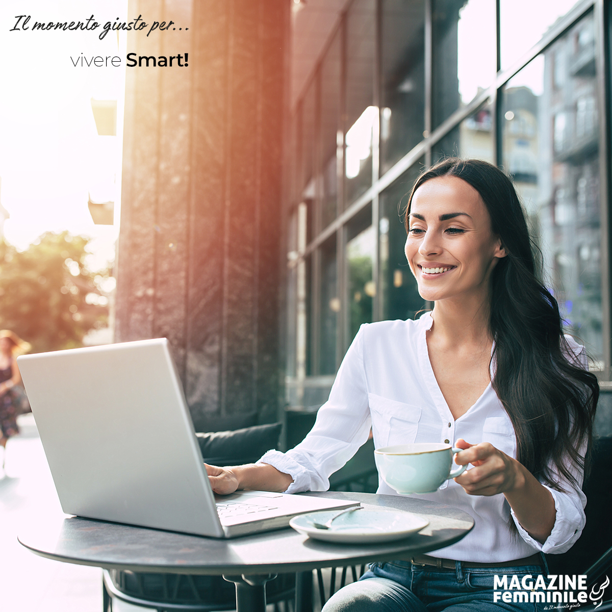 Una donna fa colazione mentre lavora al portatile: il lavoro smart!