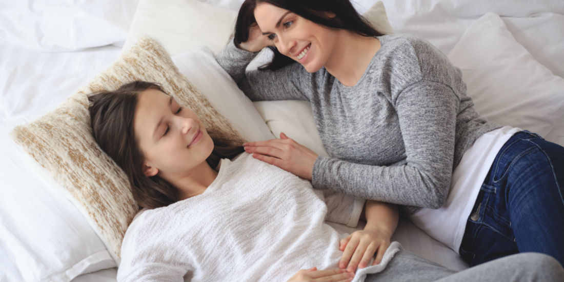 Una mamma rassicura la giovane figlia sulle prime visite ginecologiche
