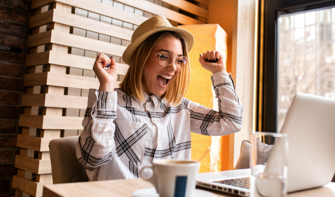 Le nuove professioni digitali: nell'immagine una ragazza lavora ad una scrivania davanti ad un notebook