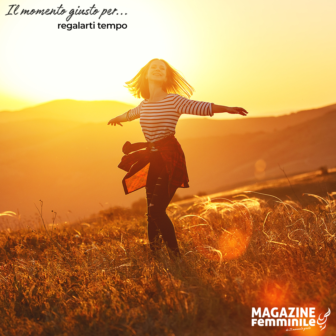 ragazza felice a braccia aperte in campagna al tramonto