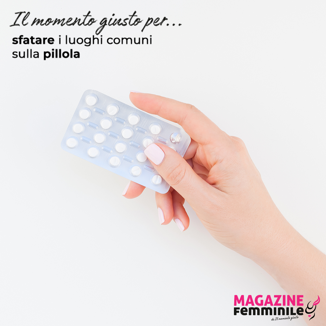 primo piano di una mano femminile con nail art bianco opaco che tiene il blister della pillola anticoncezionale