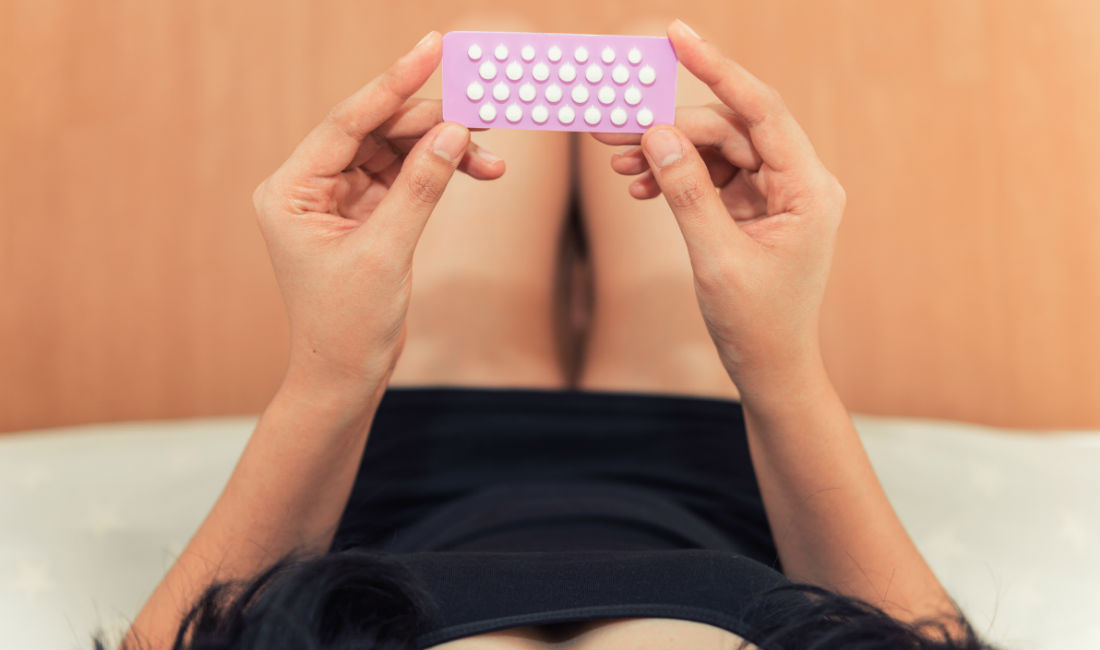 Blister pillola contraccettiva tenuto in mano da una donna