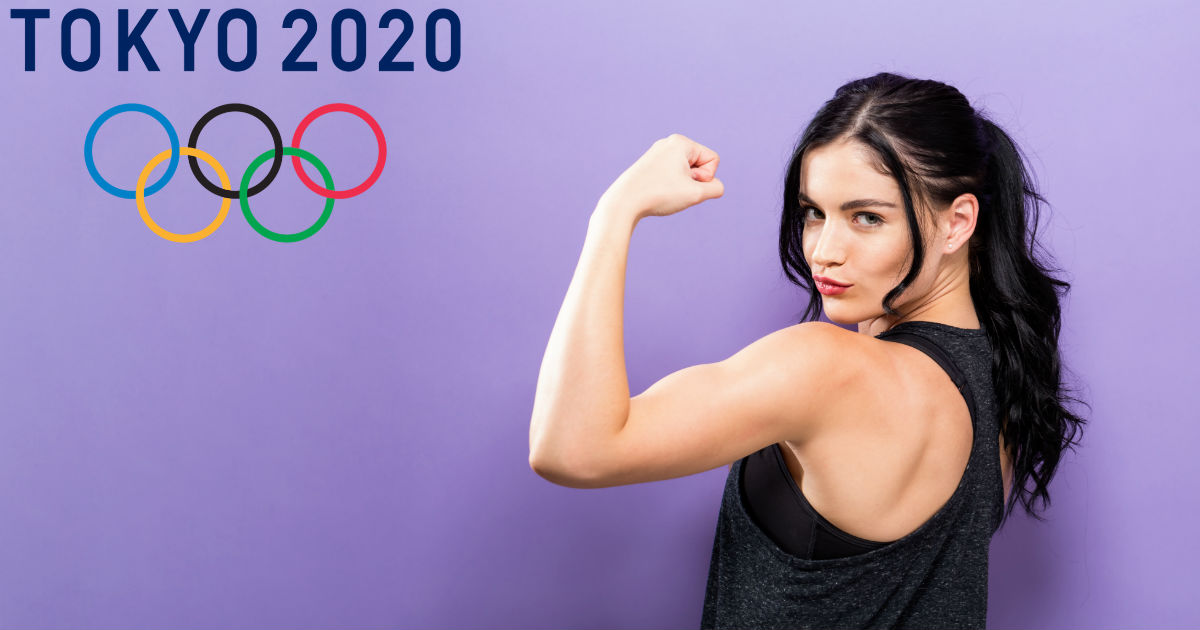 Una ragazza mostra i muscoli. In alto a sx la scritta Tokyo 2020 e i simboli olimpici