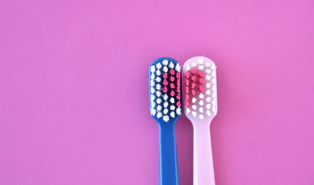 Coppia di spazzolini rosa e azzurro formano un cuore