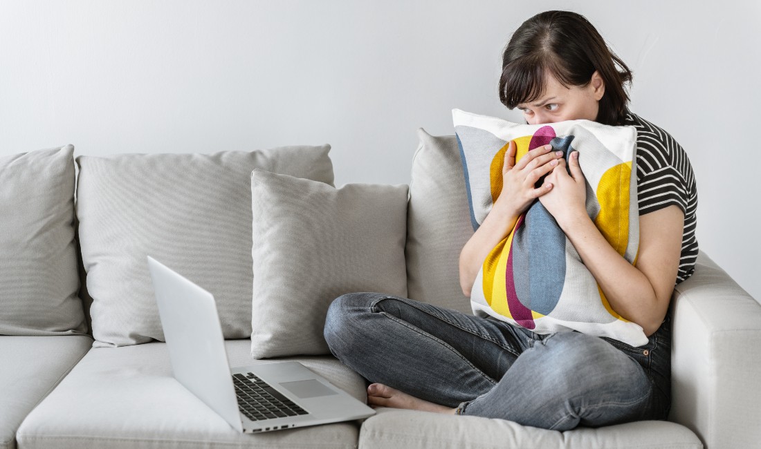 Sindrome dell'abbandono: una giovane donna guarda sconvolta il proprio pc portatile