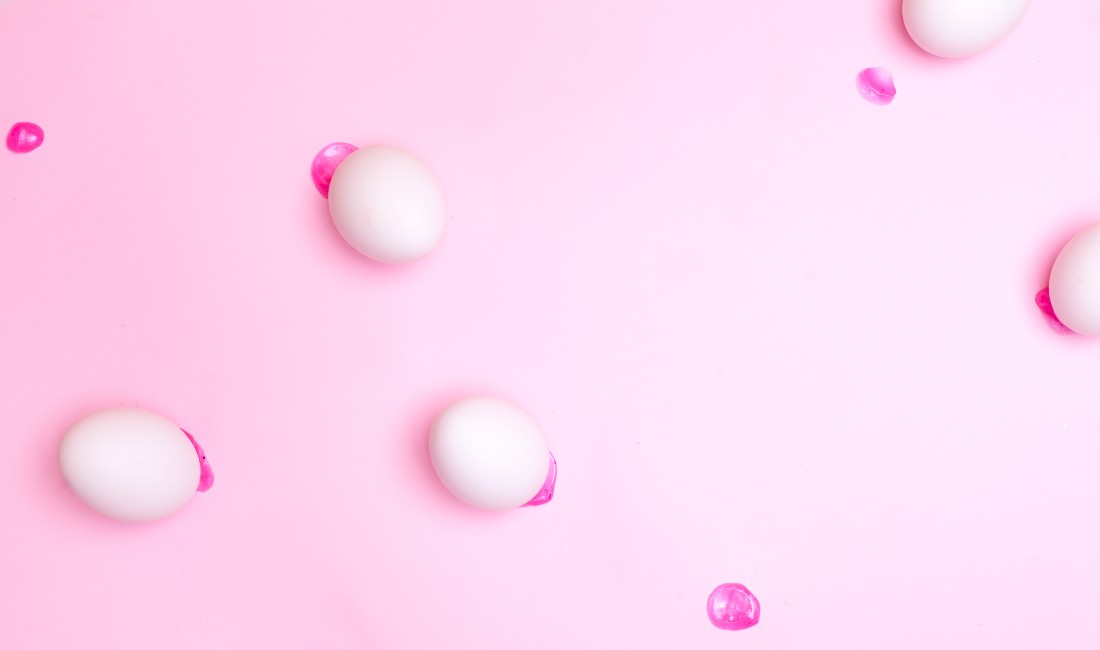 uova su sfondo rosa - social egg freezing