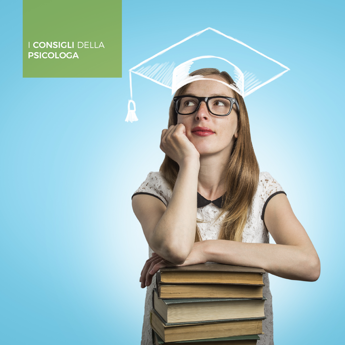 Come scegliere l'università: ragazza pensa sorridente sui libri