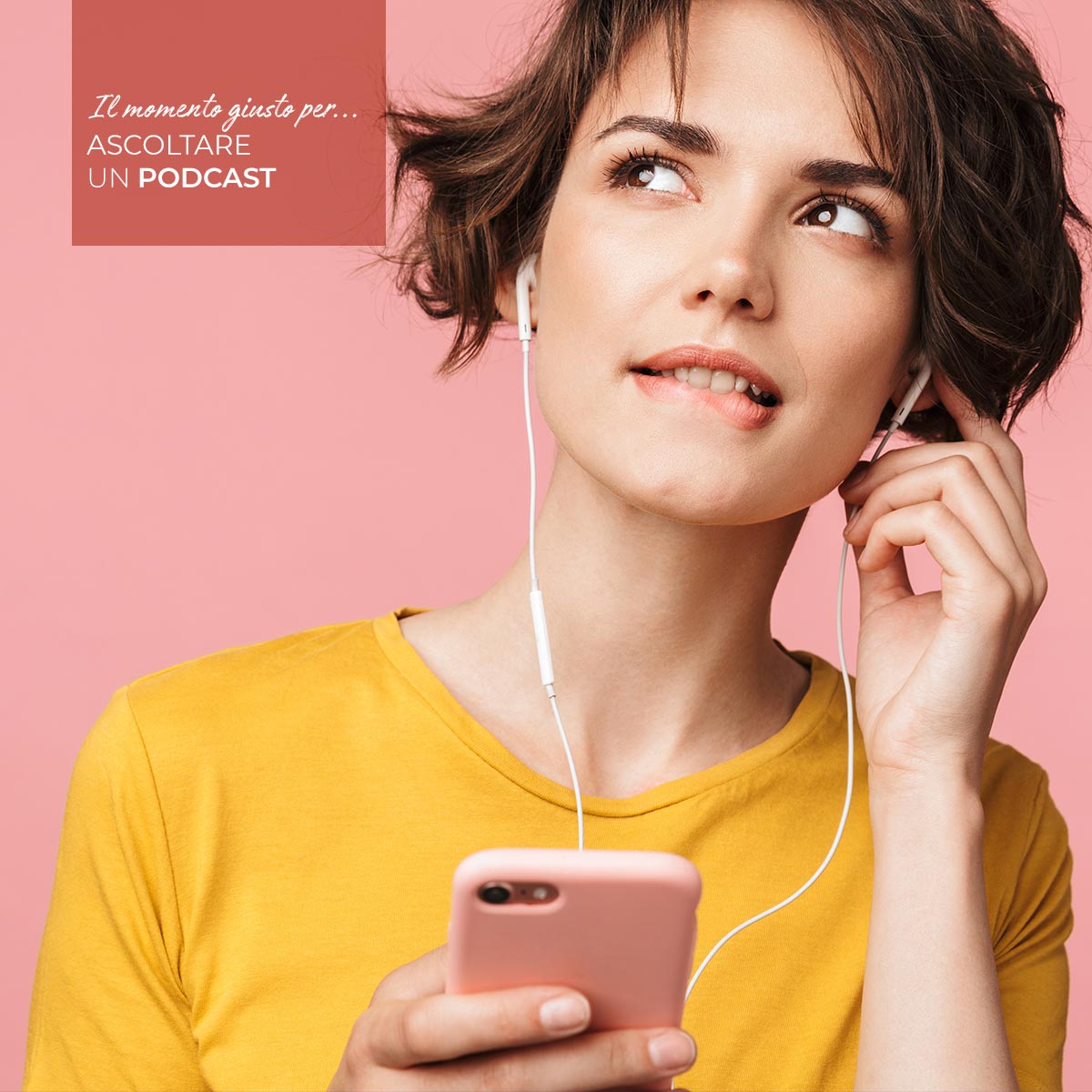 una ragazza ascolta con le cuffiette un podcast