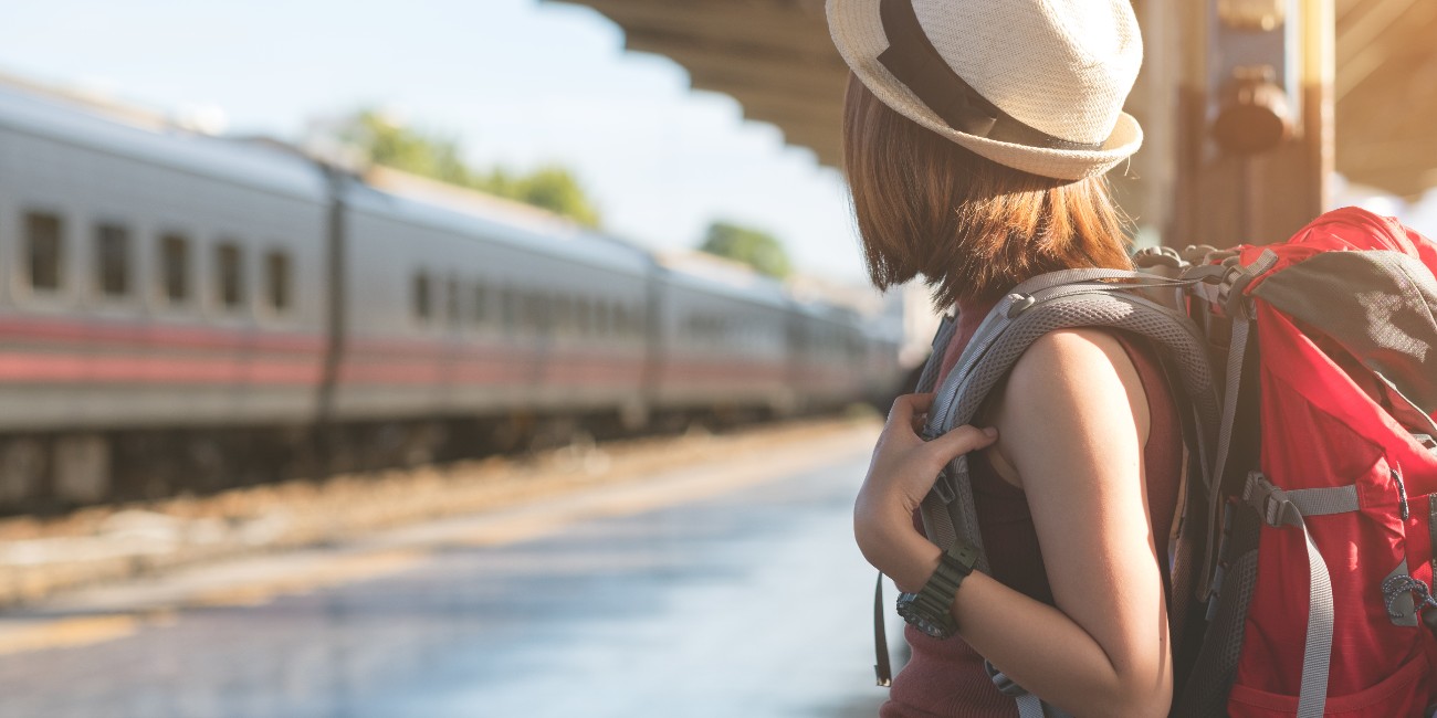 Ragazza in partenza alla stazione