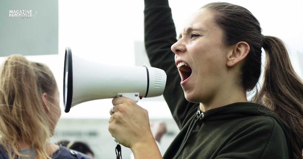 Ragazza con megafono manifesta per i diritti delle donne.