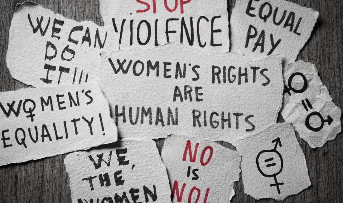 Parità di genere concept: diverse scritte per la lotta ai diritti delle donne