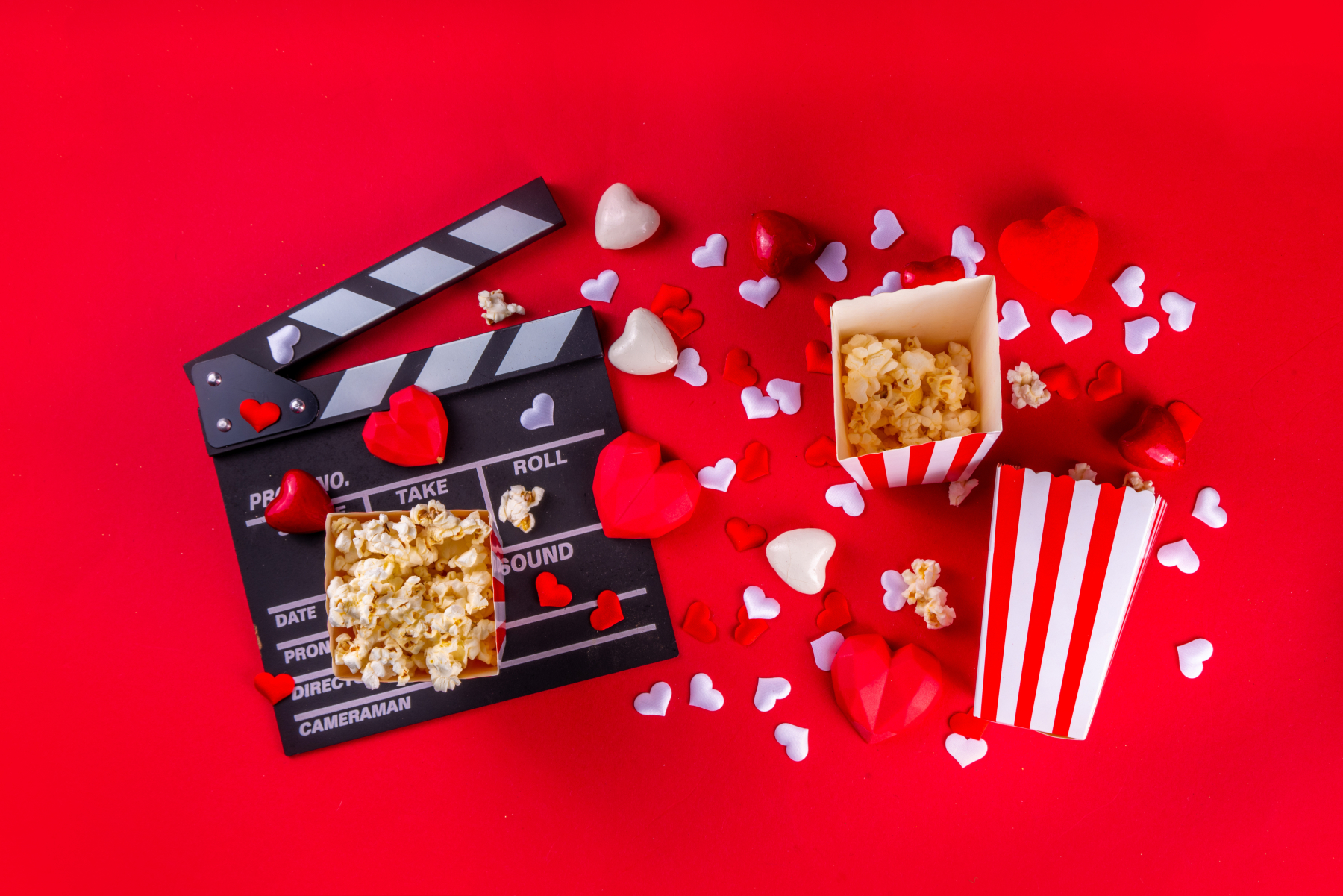 Concept per film d'amore: ciack, cuori, popcorn