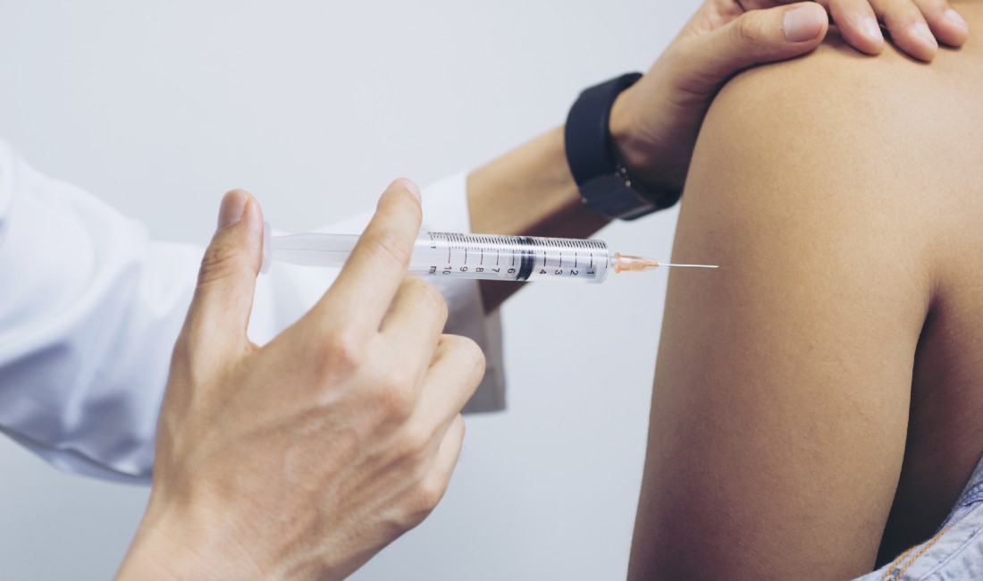 Vaccinazioni obbligatorie e consigliate per le donne: nell'immagine la puntura vaccinale