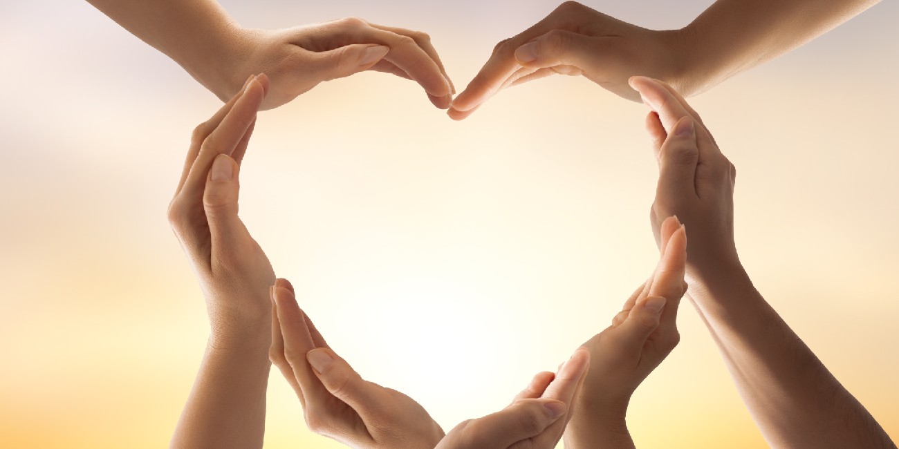 Eventi di prevenzione e sensibilizzazione sull'endometriosi. Nell'immagine cuore formato da mani di donne.