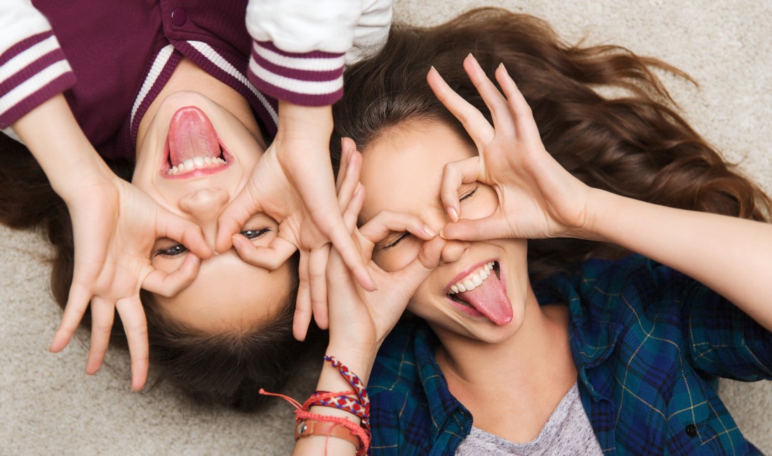 Due ragazze adolescenti e sorridenti