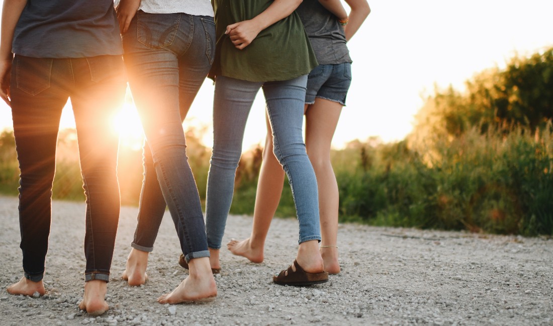 Gruppo di donne che cammina riprese di spalle. Concept per pillola anticoncezionale a base di Estetrolo e Drospirenone