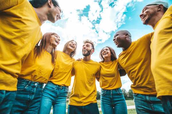Concept per associazioni di volontariato: volontari si abbracciano
