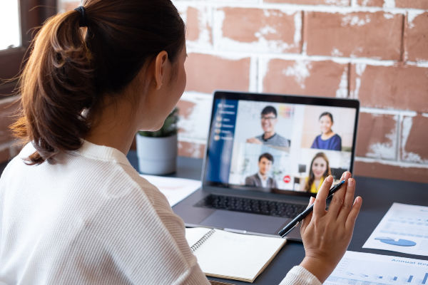 Concept per nomadi digitali: ragazza lavora con computer portatile in uno spazio coworking