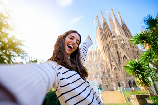 Concept per consigli per viaggiare da sola: giovane donna si scatta un selfie di fronte a un monumento